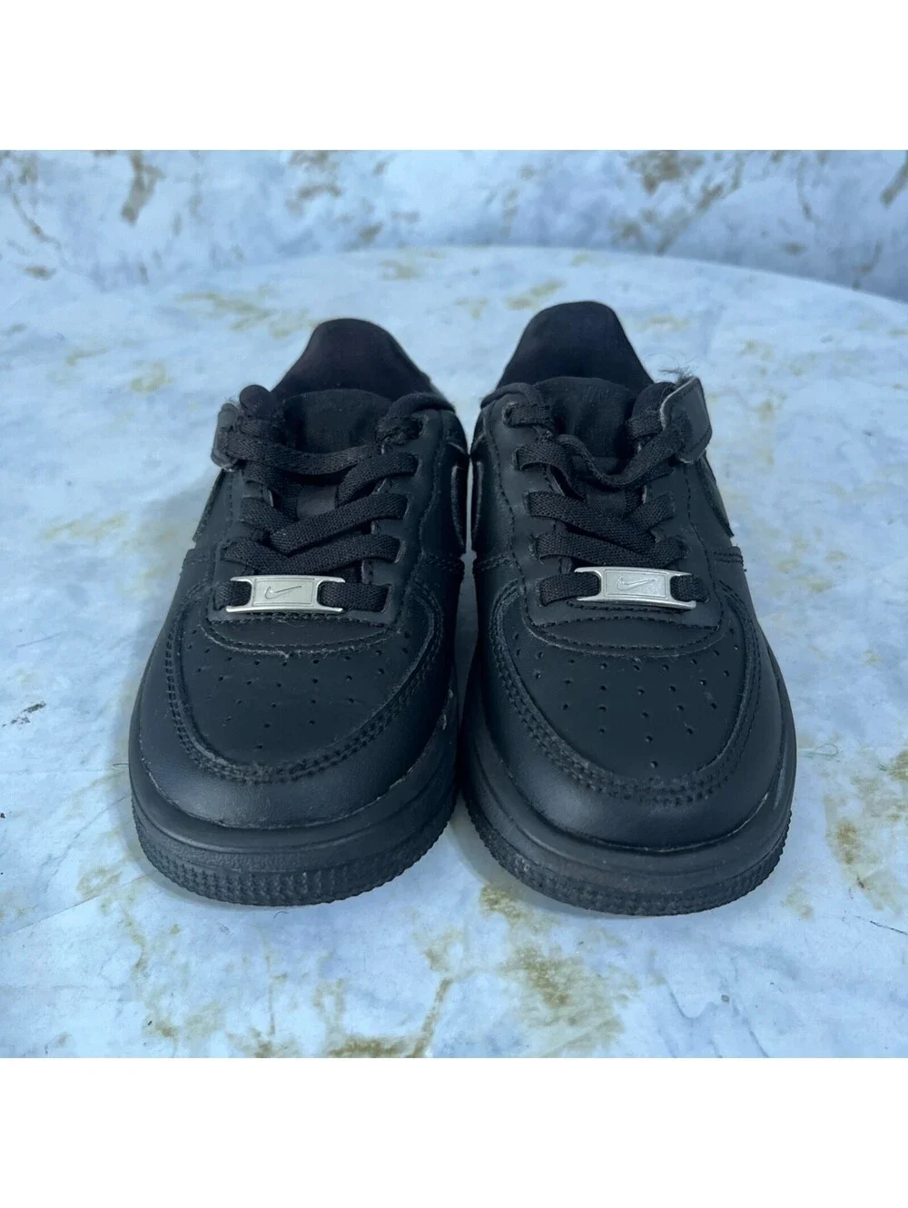 Nike signs tread